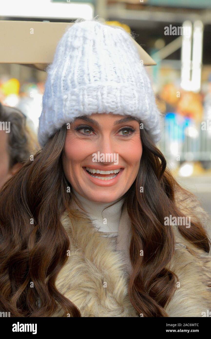 Idina Menzel assiste à la 93e assemblée annuelle de Macy's Thanksgiving Day Parade à New York. Banque D'Images