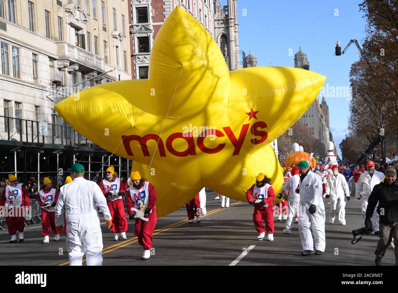 NEW YORK, NY - 28 novembre : bataille pour garder les gestionnaires Macy's jaune ballon étoile faible en raison de forts vents à la 93e assemblée annuelle de Macy's Thanksgiving Day Parade le 28 novembre 2019 à New York. Banque D'Images