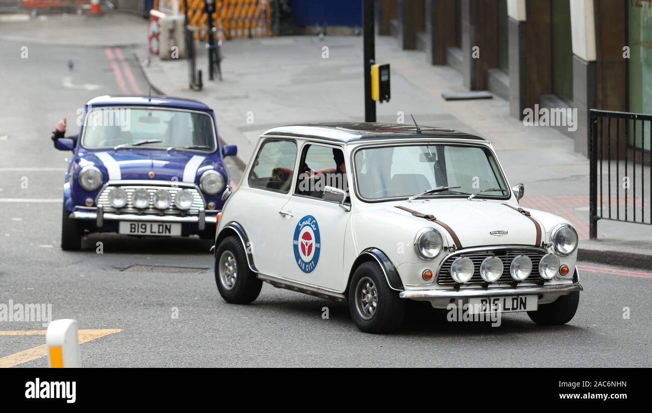 Un couple de mini-voitures vintage sont transférés à l'extérieur de la scène à London Bridge attaque dans le centre de Londres, après avoir été bloqué depuis un terroriste portant une faux au soleil qui est allé sur un couteau rampage tuant deux personnes, a été abattu par la police vendredi. Banque D'Images