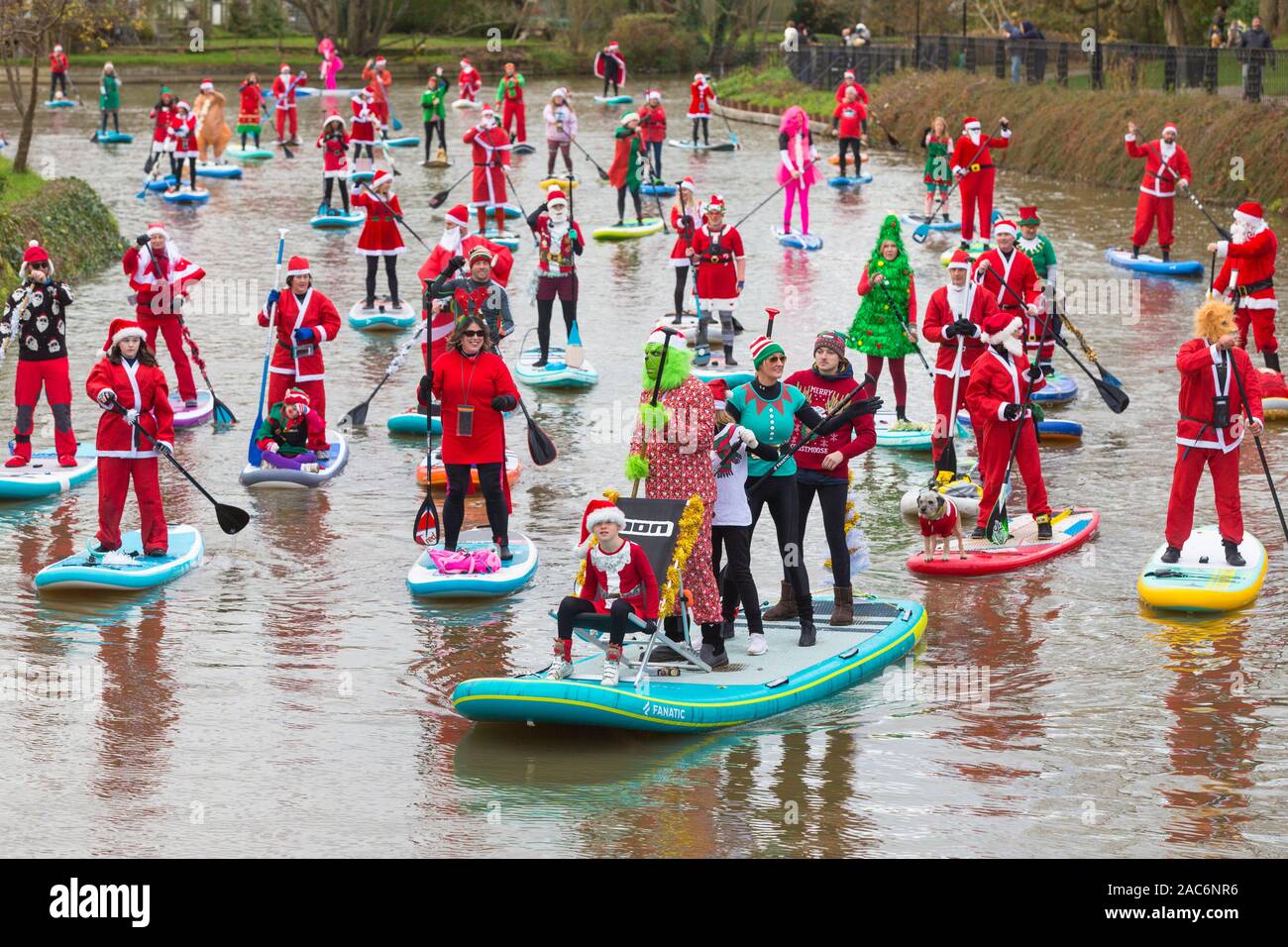 Tonbridge, Kent, Royaume-Uni. 1er décembre 2019. La course de paddleboard du père Noël à la stand up for cancer est un événement caritatif lancé par Jay Manning, un paddle-boarder professionnel, qui a organisé des événements similaires dans tout le pays depuis neuf ans. Cette fois-ci, l'événement se tient sur la rivière Medway à Tonbridge dans le Kent avec un départ de 12 heures, les membres du public sont encouragés à observer cet événement et à en faire un don. ©Paul Lawrenson 2019, photo : Paul Lawrenson/Alay Live News Banque D'Images