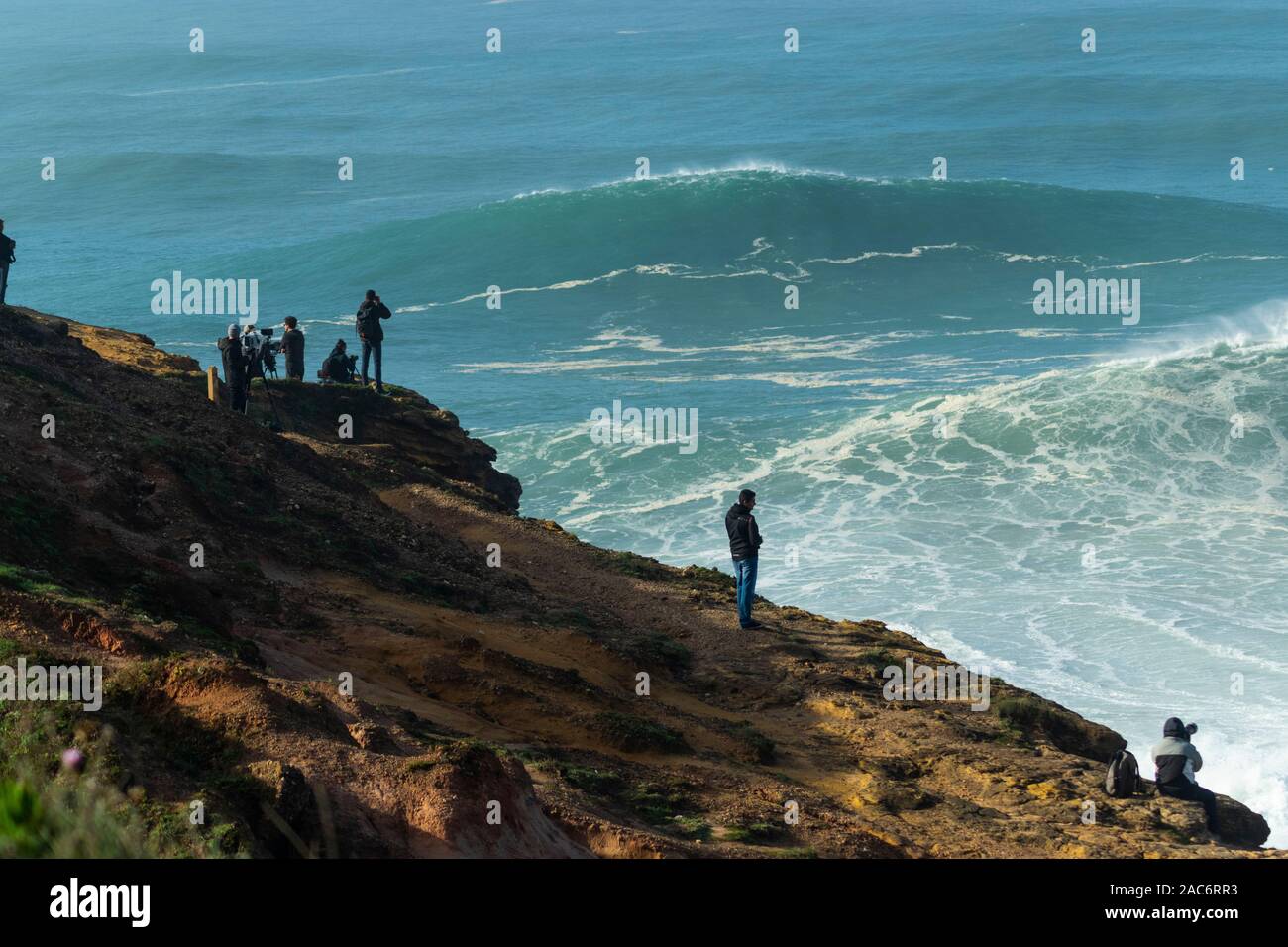 De 20 à 30 mètres (énorme XXL 70-100 pieds) des vagues à la plage Praia do Norte Portugal Nazare Banque D'Images
