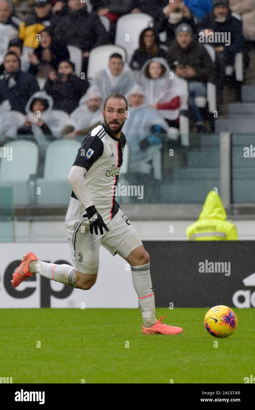 Allianz Stadium, Turin, Italie. 1er décembre 2019. Football Serie A, la Juventus contre Sassuolo ; Gonzalo Higuain de la Juventus sur la balle - usage éditorial : Action Crédit Plus Sport/Alamy Live News Banque D'Images