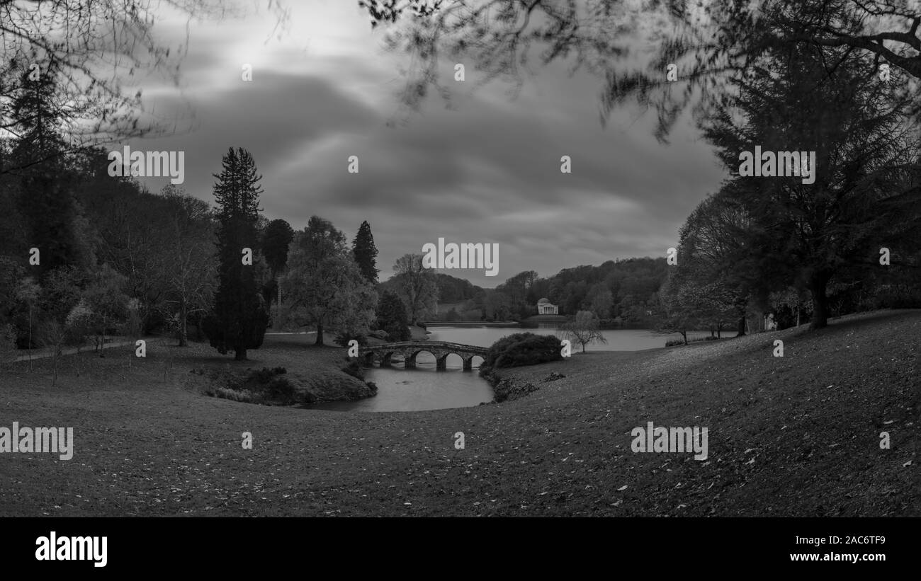 Stourhead, UK - 12 novembre 2019 : Blue Hour shot de Stourhead gardens avec le Panthéon et le lac, à la fin de l'automne Banque D'Images