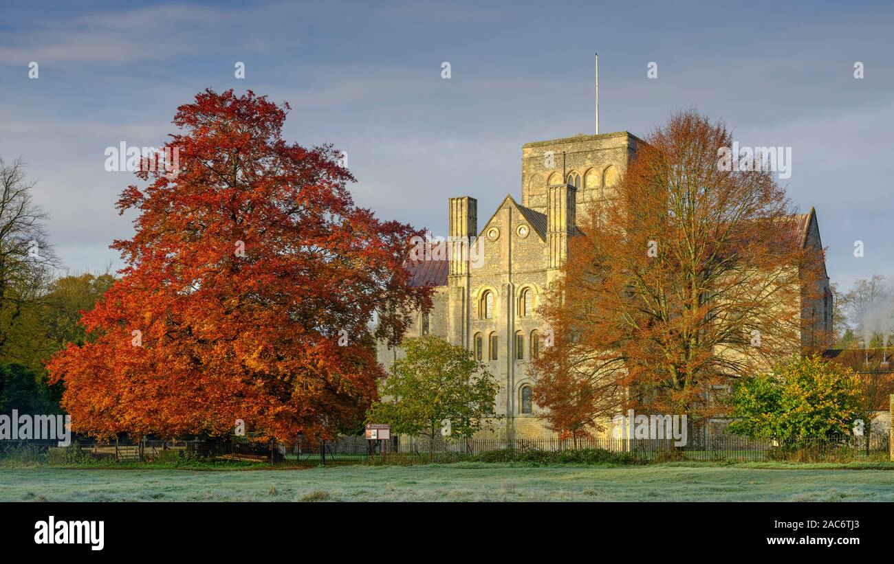 Winchester, Royaume-Uni - 9 novembre, 2019 : lever de soleil sur l'hiver un matin à l'hôpital de la Croix St, Winchester, Royaume-Uni Banque D'Images