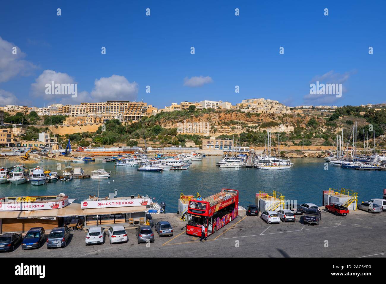 Ville et port de Mgarr, Gozo, région du nord de Malte, une île de la Mer Méditerranée Banque D'Images