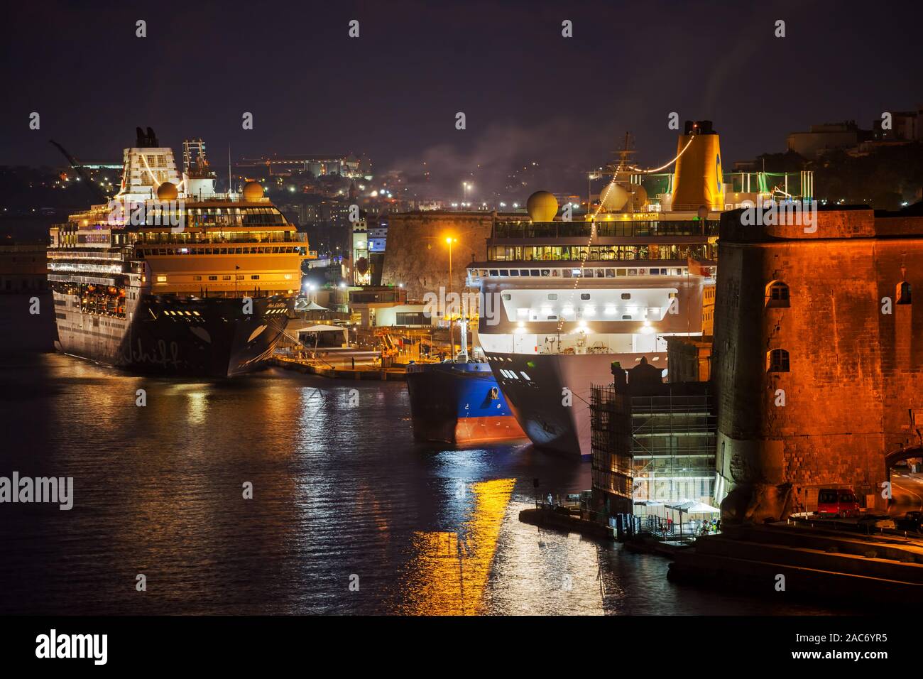 Les navires de croisière dans le Grand Port à Malte dans la nuit, amarrés au quai du port de La Valette, ville dans la mer Méditerranée Banque D'Images