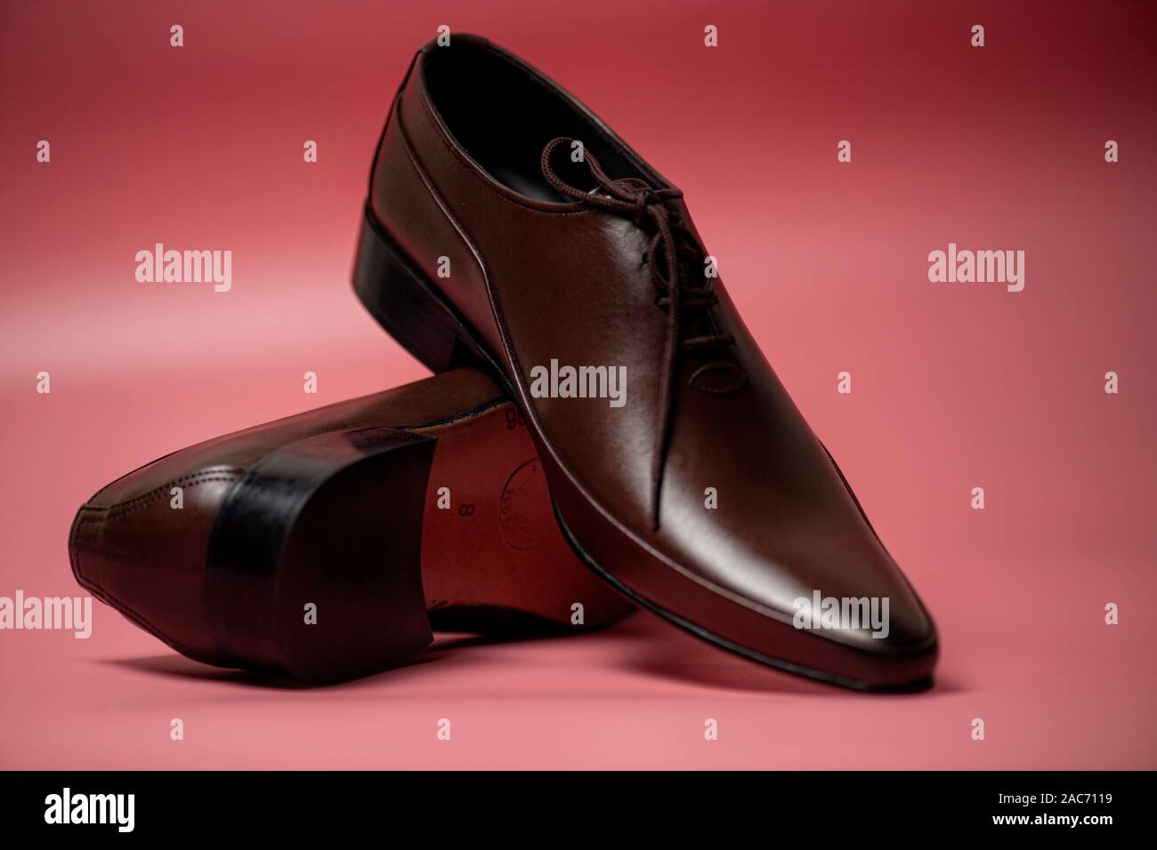 Élégante paire de chaussures en cuir brun pour mans, produit isolé, chaussures occasionnels Banque D'Images