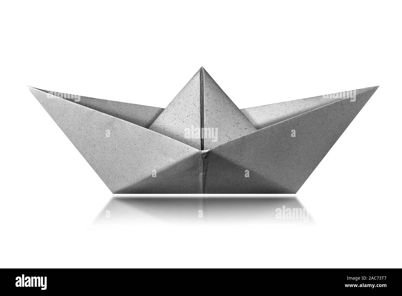 Bateau de papier blanc isolé sur fond blanc avec des réflexions, photographie Banque D'Images