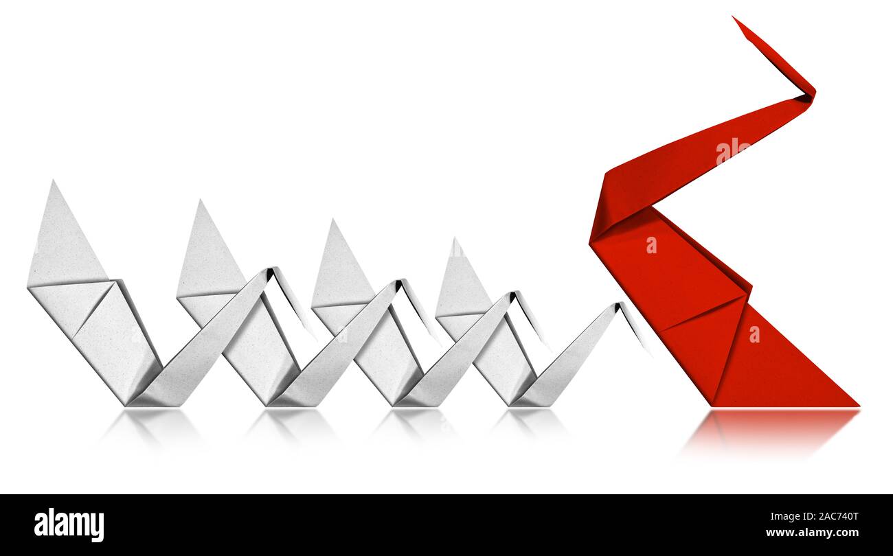 Concept de leadership, un papier rouge swan fait face à quatre cygnes blancs, symbole de l'enseignement et de commande. Isolé sur fond blanc avec des réflexions Banque D'Images