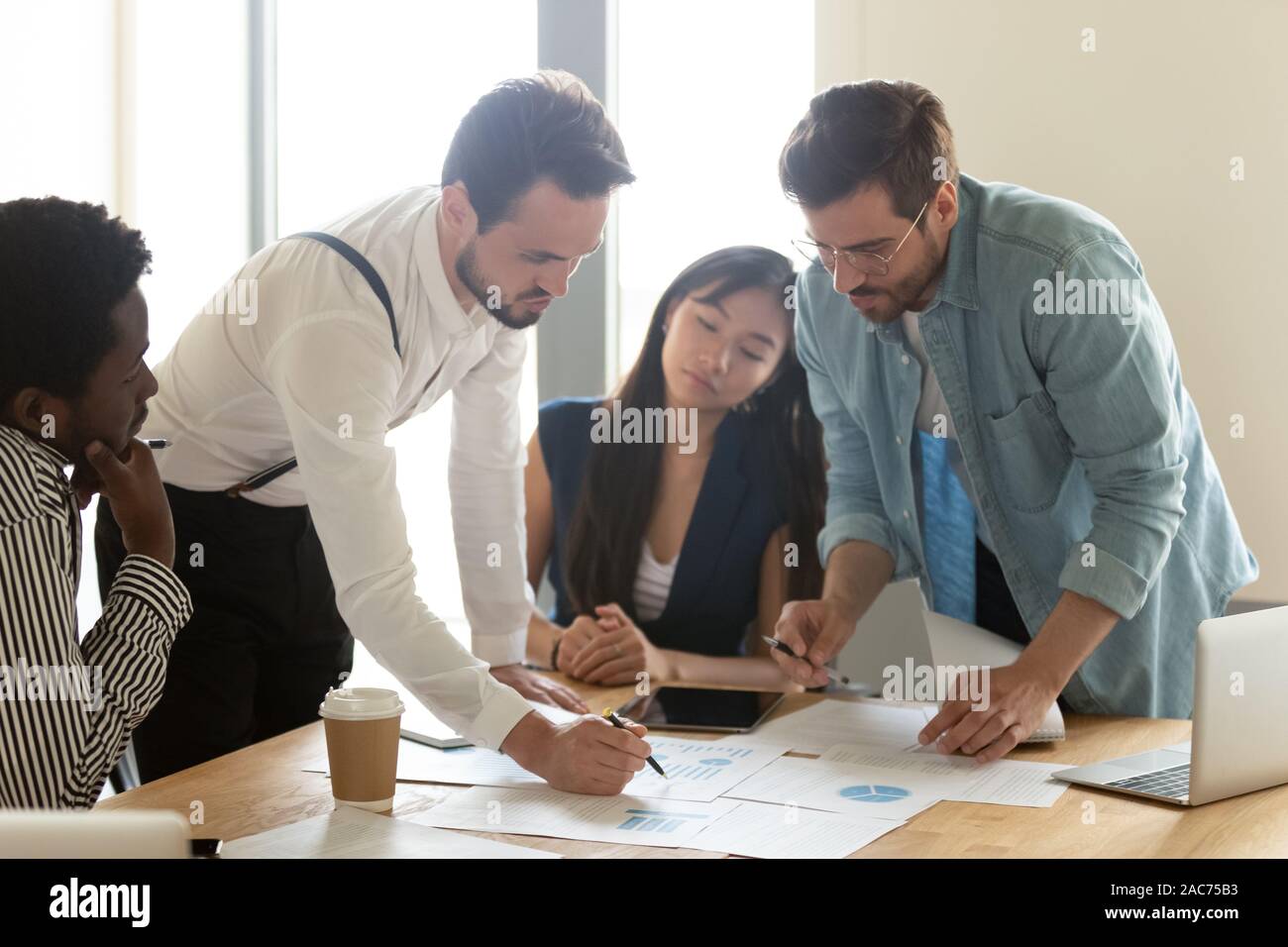 Employés multiraciale ne l'analyse statistique des données de l'examen des tableaux financiers Banque D'Images