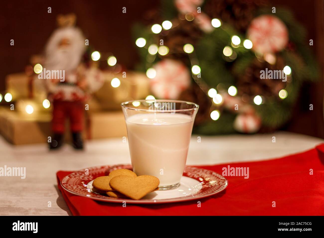Gingerbread cookies et un verre de lait pour le Père Noël sur fond de Noël  à manger et une couronne d'aiguilles de pin Photo Stock - Alamy