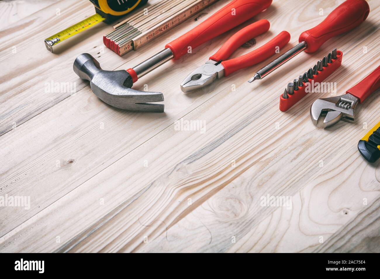 Bricolage, réparation, service concept. Ensemble d'outils à main de couleur rouge et jaune sur bois, copie espace, vue en gros plan. Banque D'Images