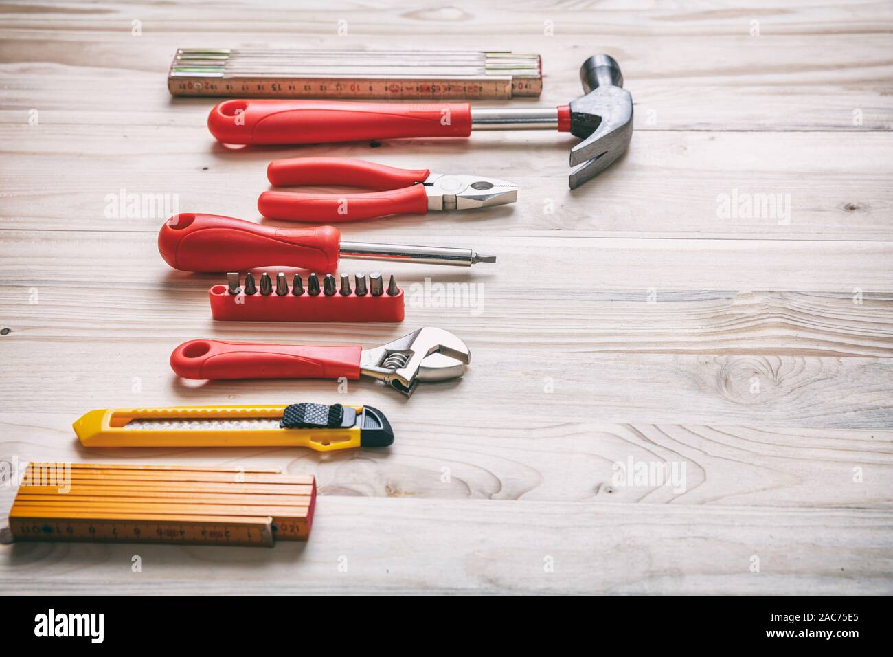 Bricolage, réparation, service concept. Ensemble d'outils à main de couleur rouge et jaune sur bois, copie espace, vue en gros plan. Banque D'Images
