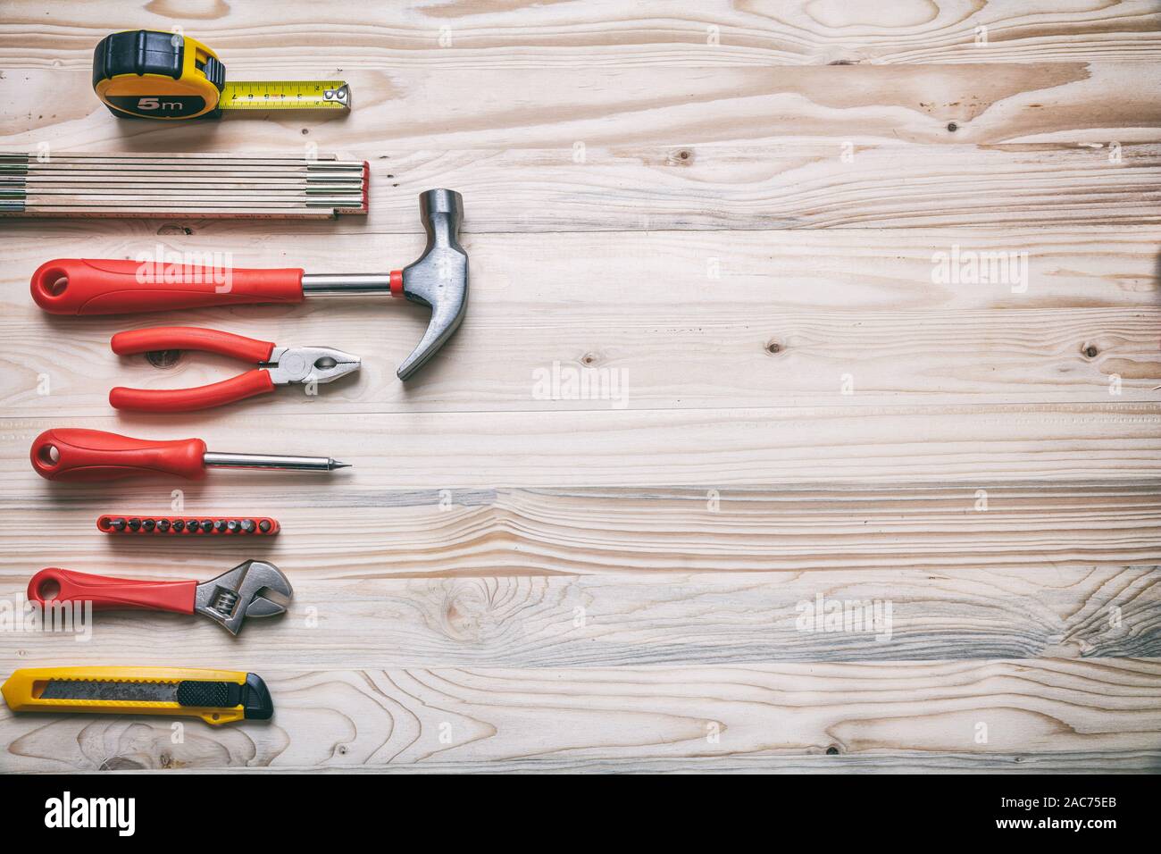 Bricolage, réparation, service concept. Ensemble d'outils à main de couleur rouge et jaune sur bois, copie espace, vue du dessus. Banque D'Images