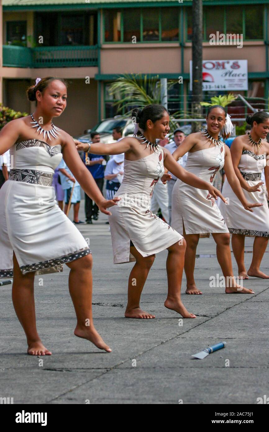 Les artistes interprètes ou exécutants faisant des danses traditionnelles, Pago Pago, Samoa américaines du Pacifique Sud. Banque D'Images