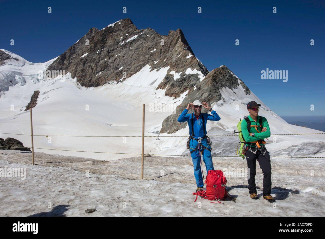 Deux alpinistes se tenir sur la neige en Jungfraudjoch, Suisse Banque D'Images