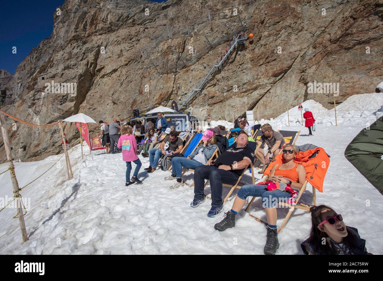 Les gens profiter du soleil sur le fun park au Jungfraudjoch, Suisse Banque D'Images