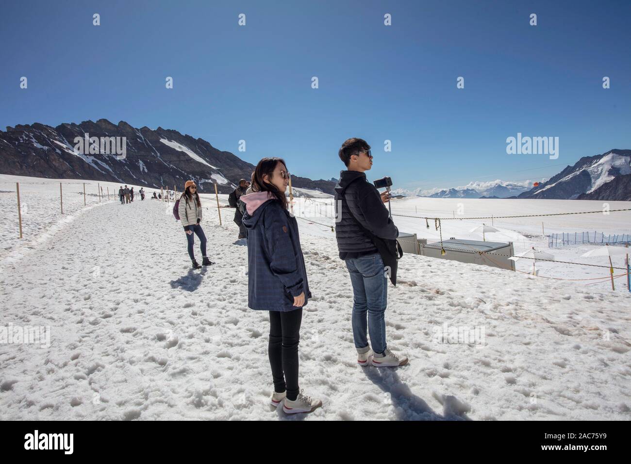 Les touristes marcher sur la neige fun park al Jungfraudjoch, Suisse Banque D'Images