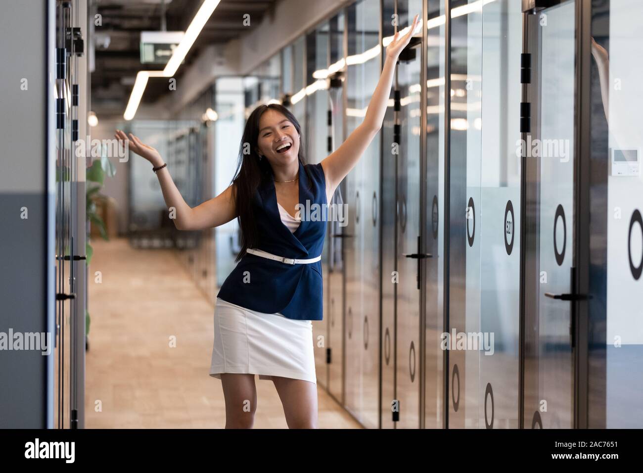 Businesswoman hurler de joie de célébrer l'accomplissement de travail réussie Banque D'Images