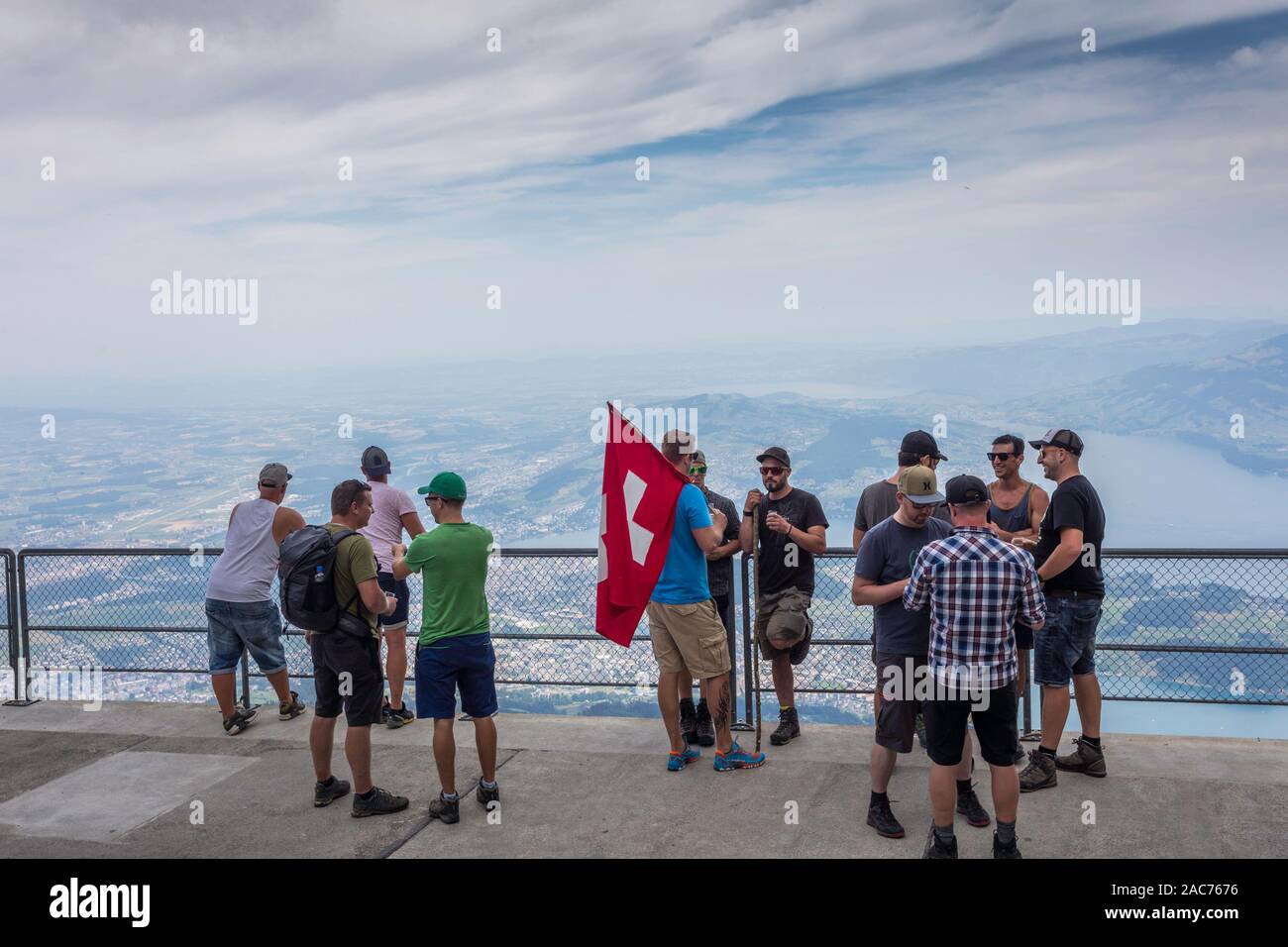 Un groupe d'hommes sur le sommet du mont Pilatus, Lucerne. La Suisse Banque D'Images