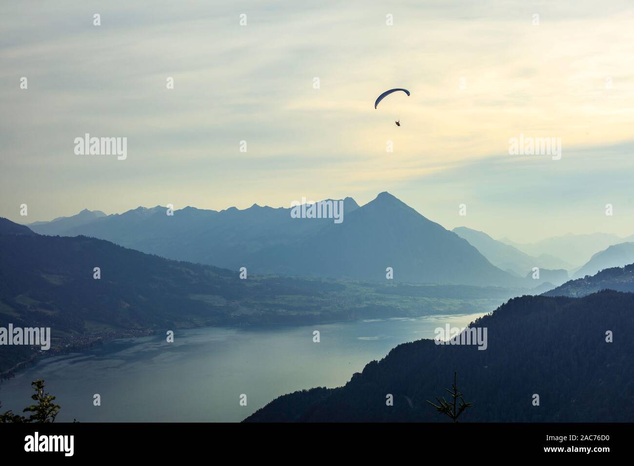 Parapente sur le lac de Thoune, Interlaken, Suisse Banque D'Images