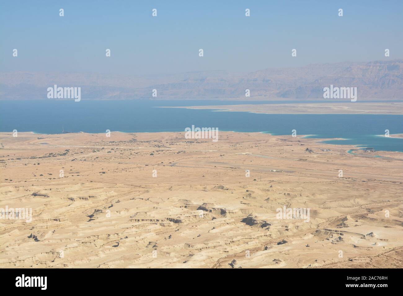 Israël. Désert de Judée et la mer Morte. Paysage désertique à la fin de l'automne. Banque D'Images