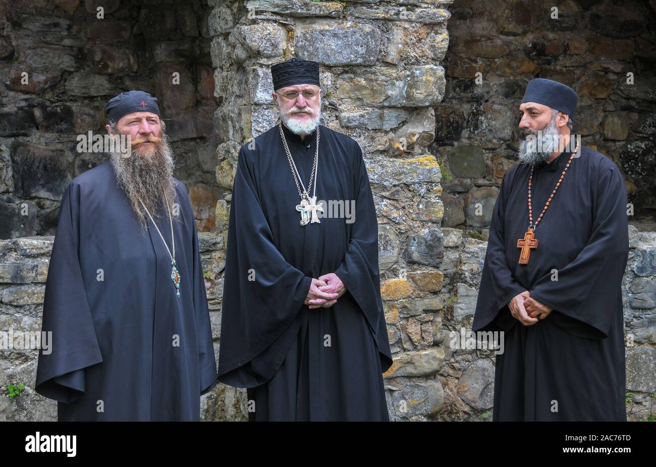 Bischof David d'Alaverdi (à gauche) et les moines à Ikalto monastère, Telavi, Géorgie Banque D'Images