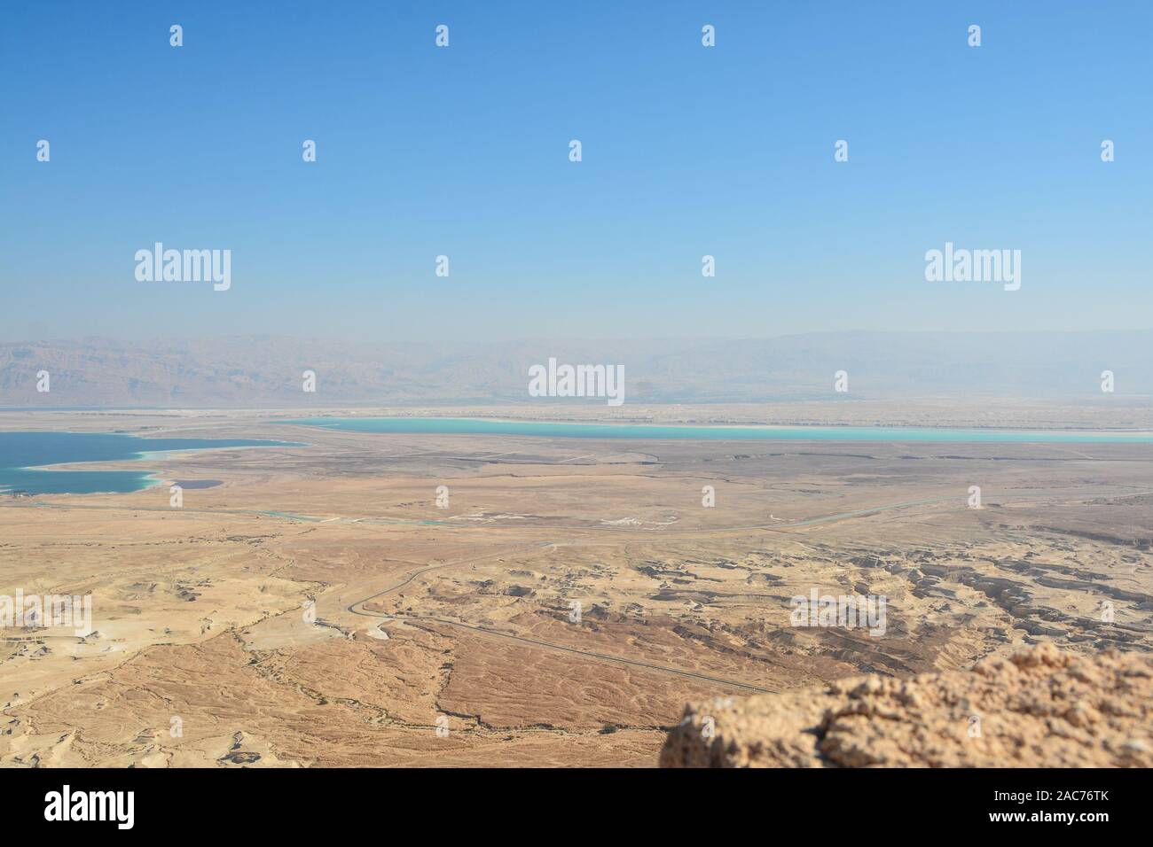 Israël. Désert de Judée et la mer Morte. Paysage désertique à la fin de l'automne. Banque D'Images