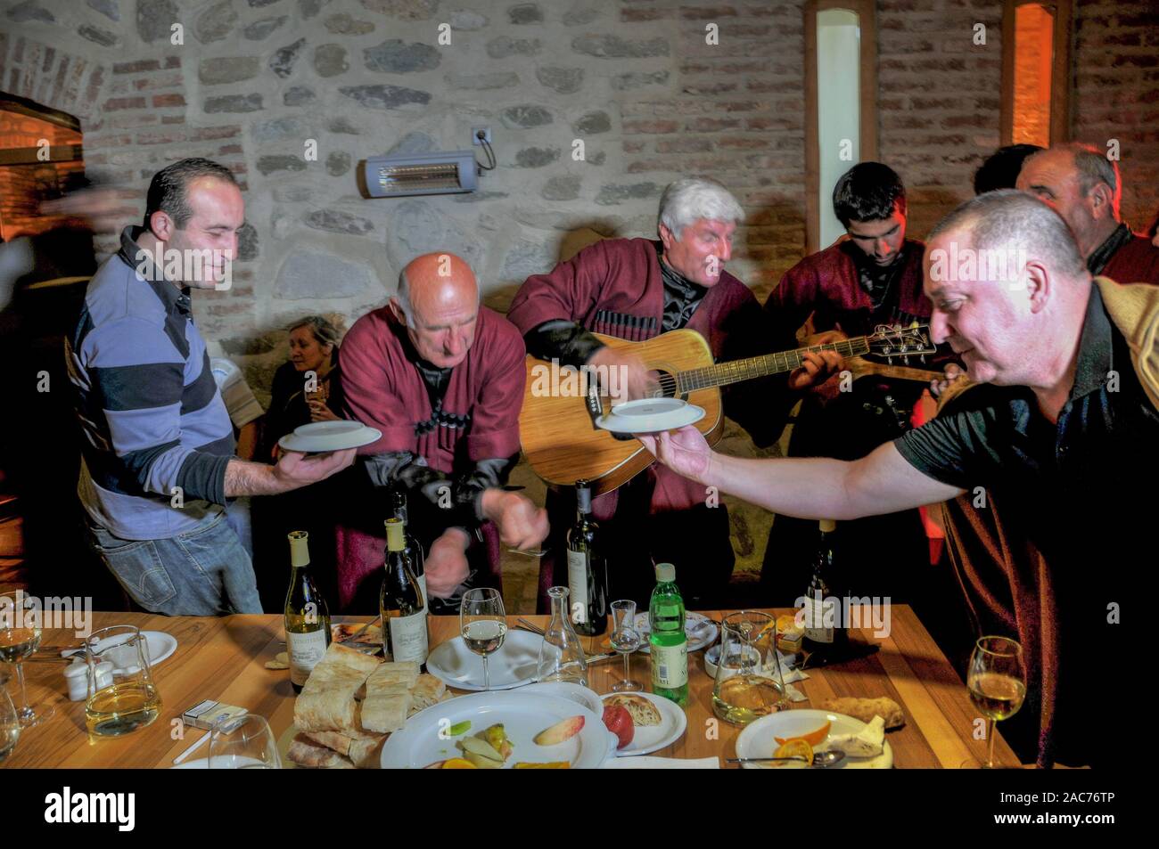 Les hommes chanter lors de fêtes à Kakheti, Géorgie Banque D'Images