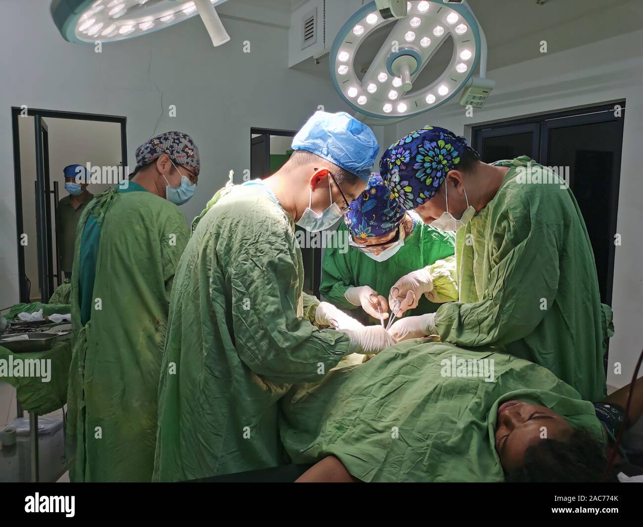(191201) -- KHARTOUM, le 1 décembre, 2019 (Xinhua) -- Les médecins de la 35e équipe médicale chinoise au Soudan, en coordination avec d'autres membres du personnel médical chinois, mener une opération d'une femme soudanaise enceinte à l'hôpital Abu Osher au Soudan, le 28 novembre 2019. Pour aller avec les médecins chinois "course contre la mort pour sauver les femmes enceintes à haut risque de la vie de la femme soudanaise" (Xinhua) Banque D'Images