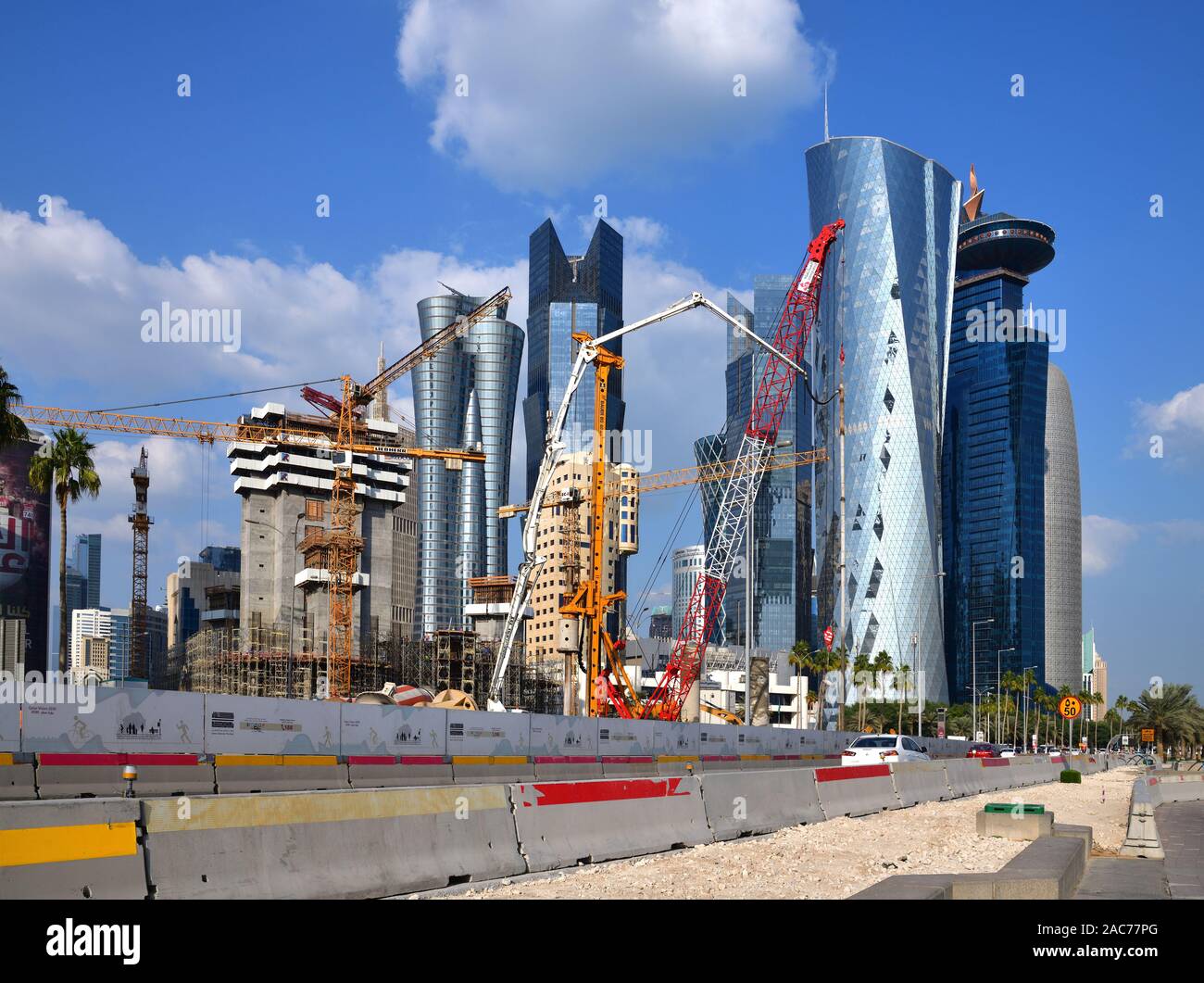 Doha, Qatar - 29 nov. 2019. L'équipement de construction différents dans le contexte du centre-ville de gratte-ciel Banque D'Images