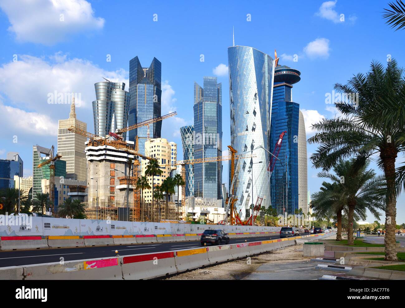 Doha, Qatar - 29 nov. 2019. L'équipement de construction différents dans le contexte du centre-ville de gratte-ciel Banque D'Images