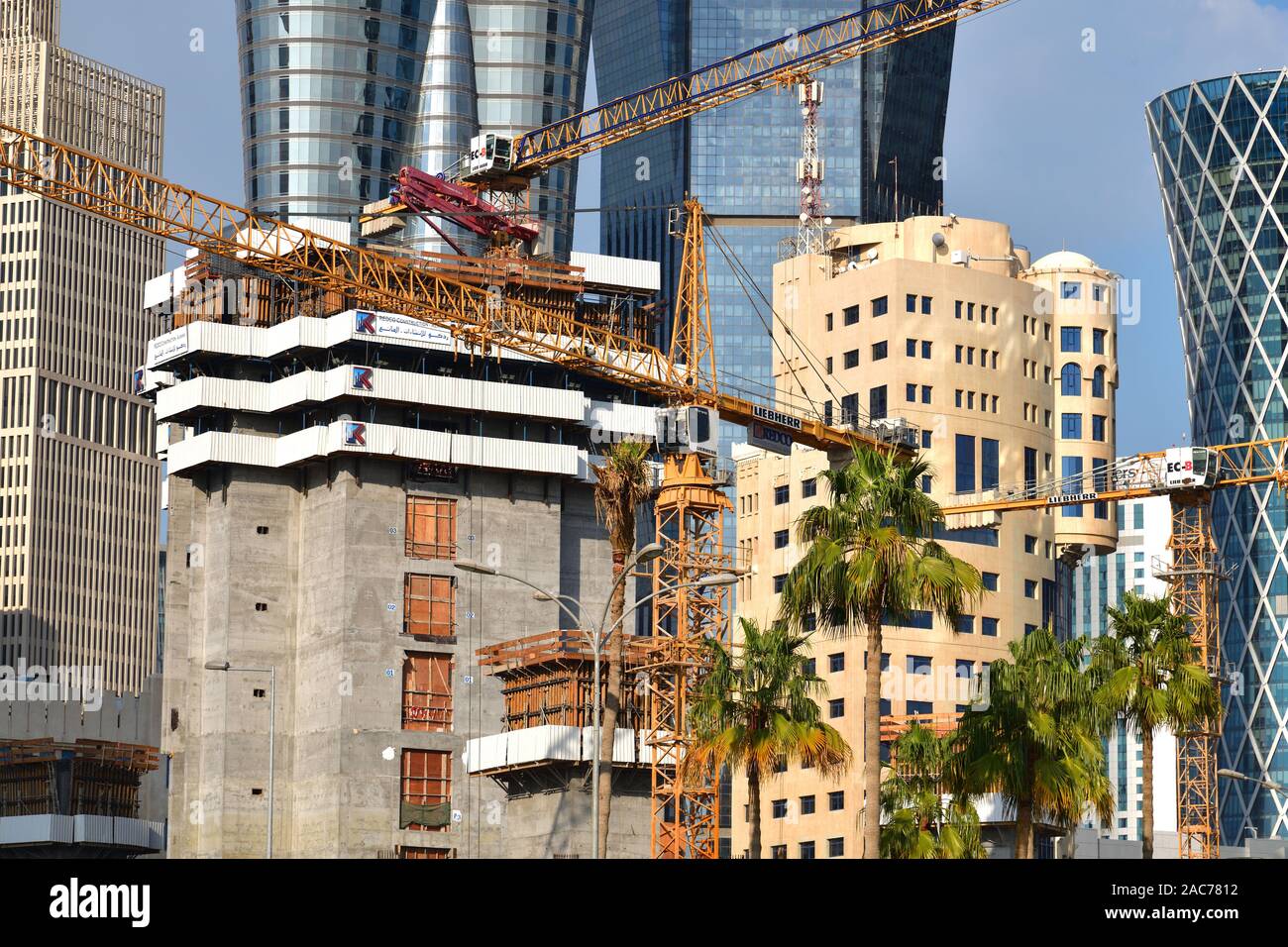 Doha, Qatar - novembre 29. 2019. chantier de construction devant les gratte-ciel du centre-ville Banque D'Images