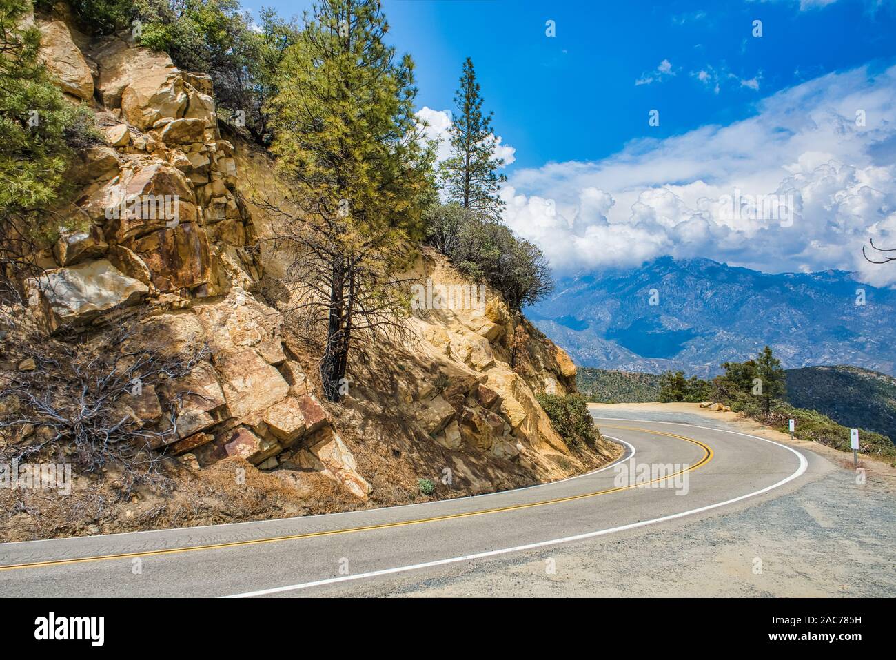 Route en tournant aroung une falaise abrupte à Sequoia National Forest,California,USA Banque D'Images