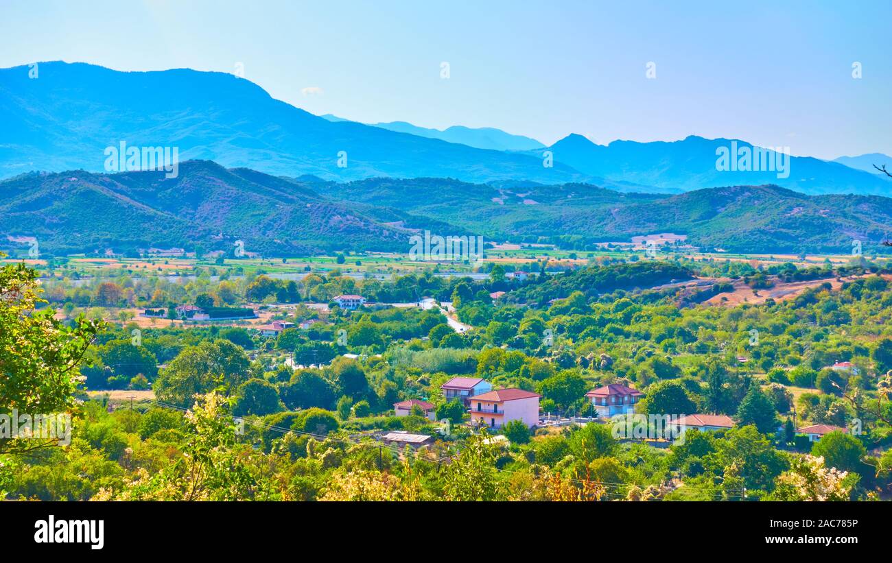 Paysage rural grec avec village, Thessalie, Grèce - paysage grec pittoresque Banque D'Images