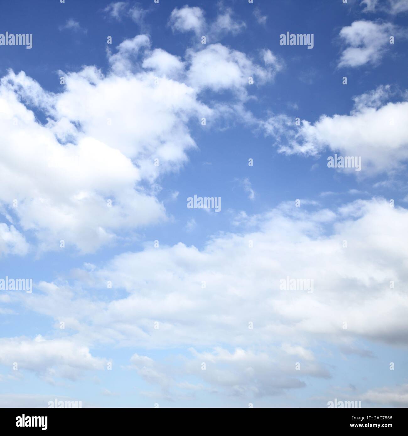 Seul le ciel bleu avec des nuages blancs, peut être utilisé comme arrière-plan. Le recadrage carré Banque D'Images