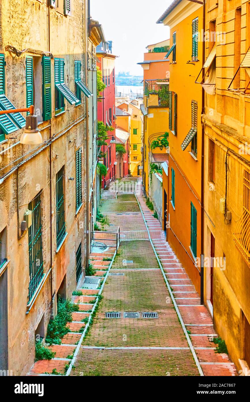 Perspective de l'ancienne rue de descente à Genoa city, Italie Banque D'Images