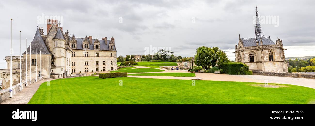 Amboise, France - 16 octobre 2019 - Château d'Amboise, Chapelle Saint-Hubert, parc et jardins au-dessus de l'ancien centre de la ville. Banque D'Images