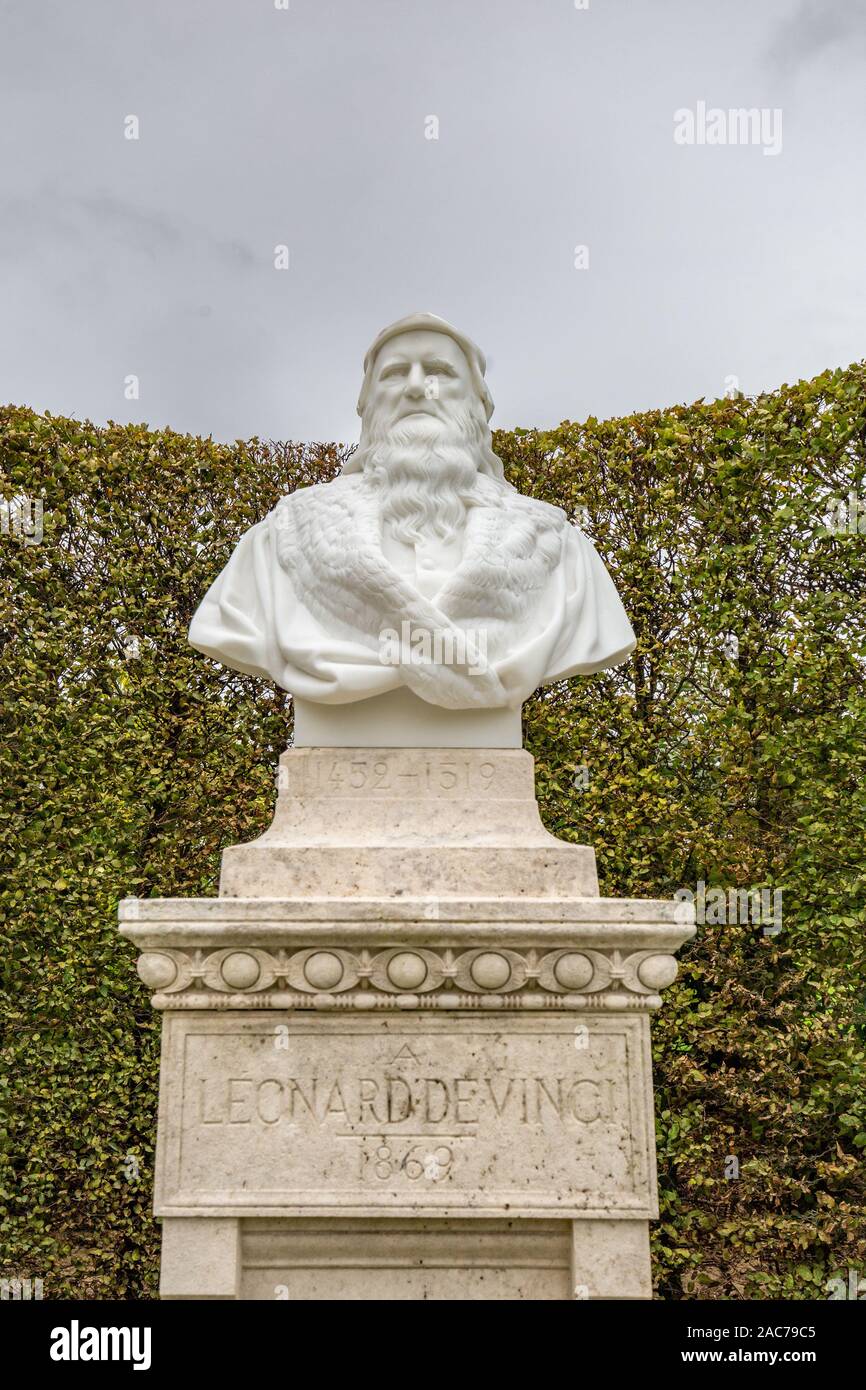 Amboise, France - 16 octobre 2019 : Statue de léonard de Vinci dans le agrdens de Château d'Amboise en France Banque D'Images