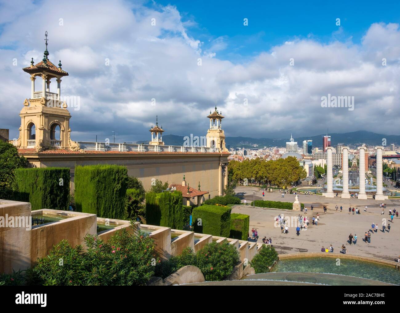 Depuis le Palais National le Mont Juïc vers l'Avinguda de la reine Maria Cristina et de la Plaza Espana. Banque D'Images