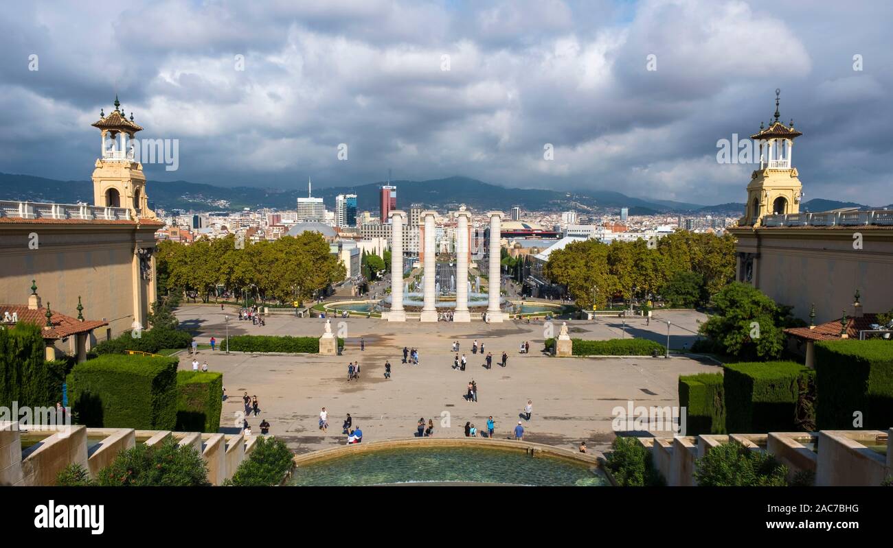 Depuis le Palais National le Mont Juïc vers l'Avinguda de la reine Maria Cristina et de la Plaza Espana. Banque D'Images