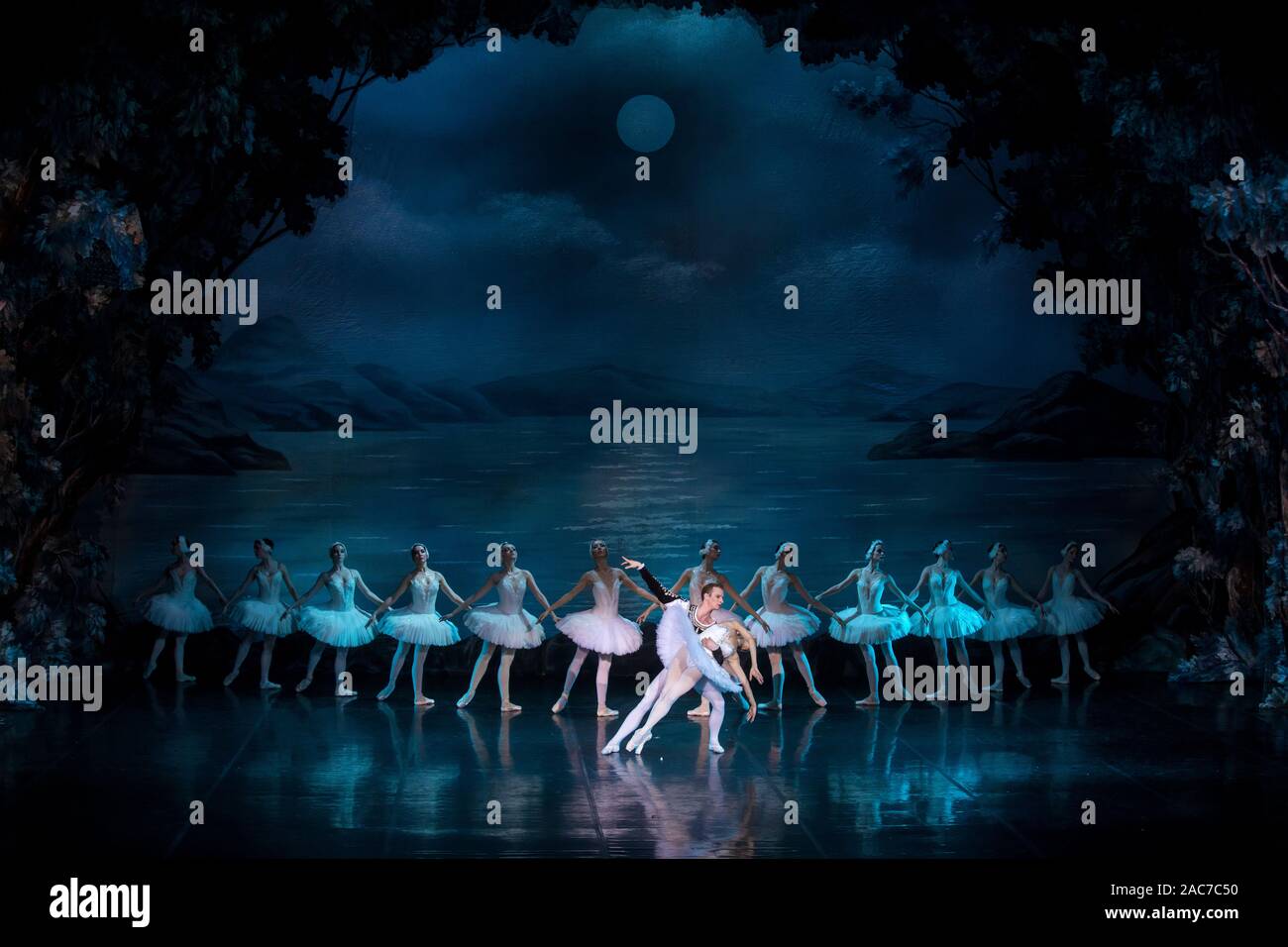 Une scène de la 'lac' ballet wan effectuée par la compagnie du théâtre de ballet chorégraphie classique Elik Melikov sur la scène du RAMT à Moscou Banque D'Images
