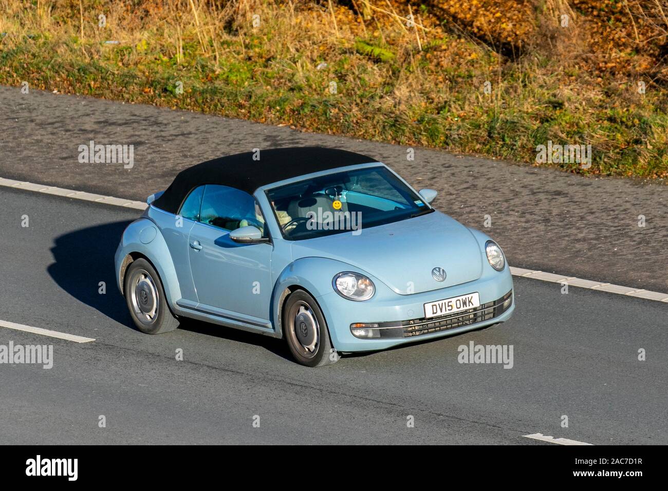 2015 Volkswagen Beetle TDI Design bleu ; le trafic de véhicules, transports, véhicules modernes, voitures, automobile sud-nord sur l'autoroute M61, UK Banque D'Images