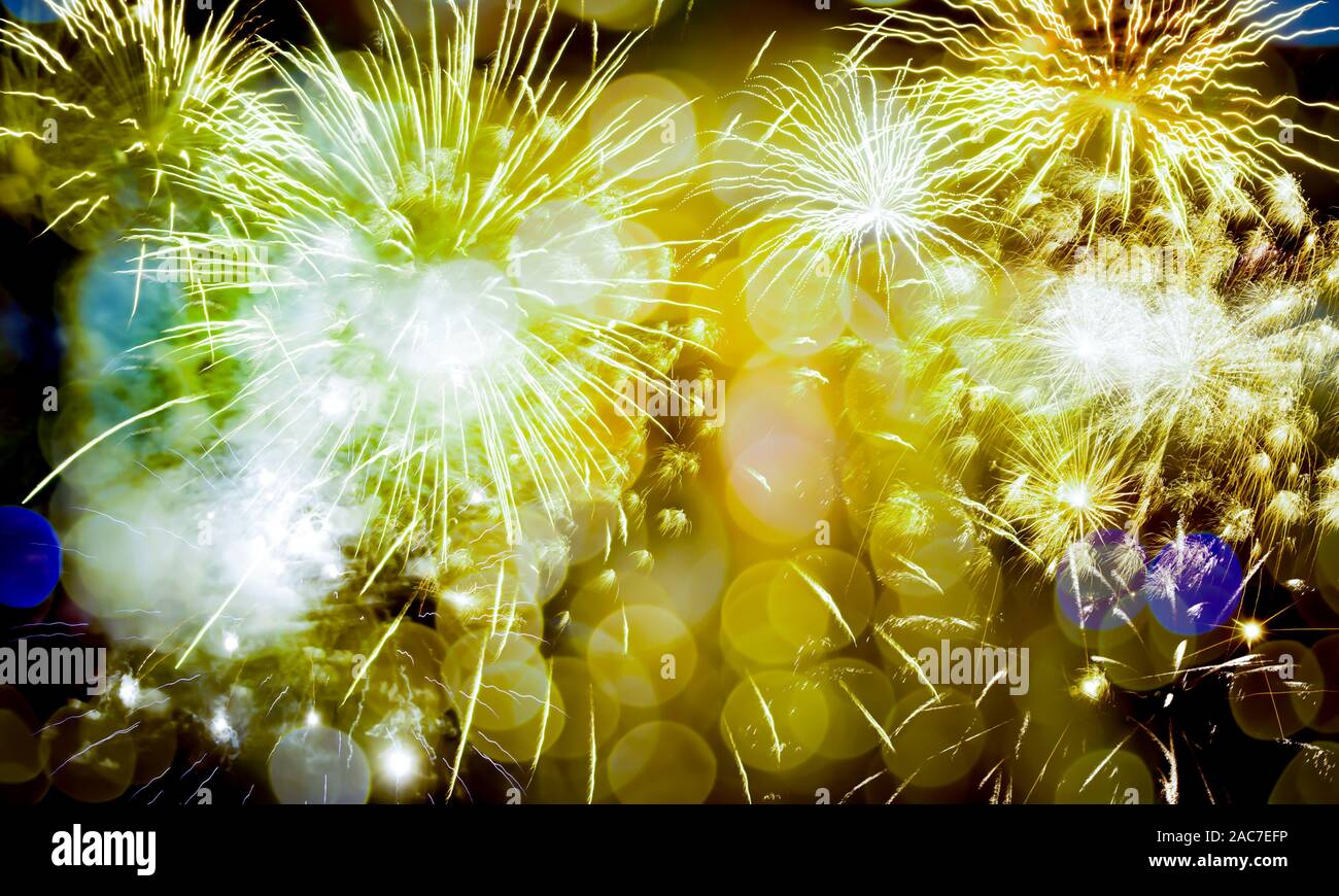 D'artifice du Nouvel An arrière-plan flou d'or Banque D'Images