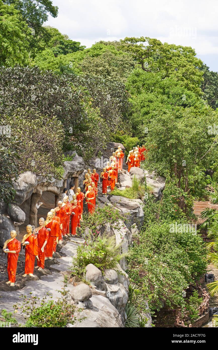 Une ligne de statues de Bouddha incarnation à Dambulla temple rock Banque D'Images