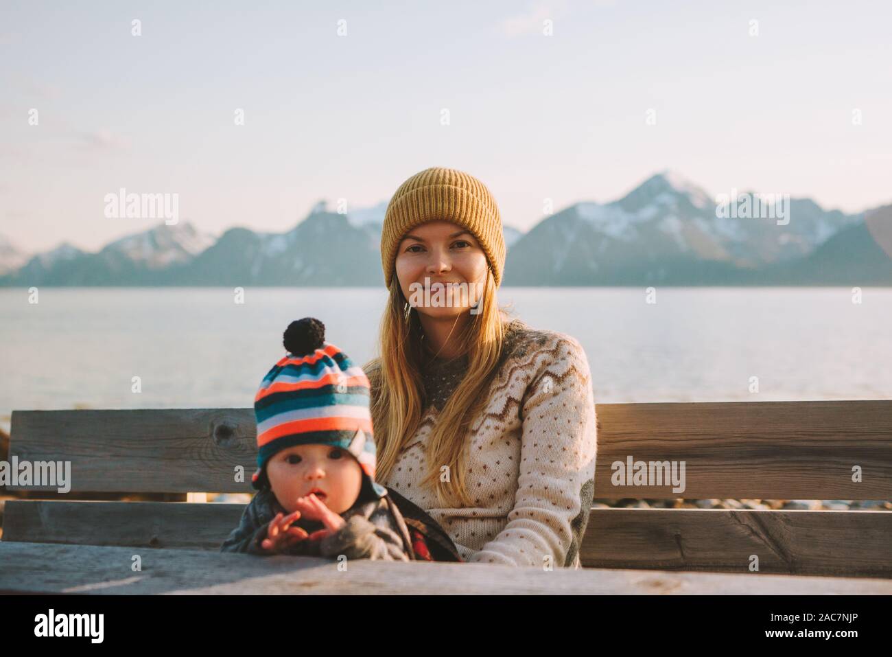 Mère voyager avec bébé en Norvège en vue montagnes reposantes vacances famille maman et enfant active healthy lifestyle outdoor Banque D'Images