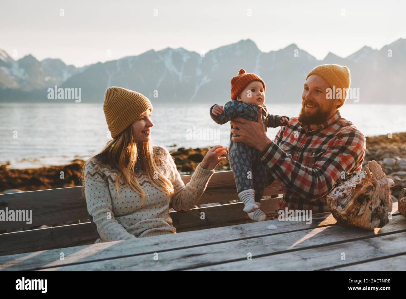 Les parents de la famille jouant avec bébé piscine père et mère avec enfant ensemble vacations de vie sain vue montagnes en Norvège Banque D'Images