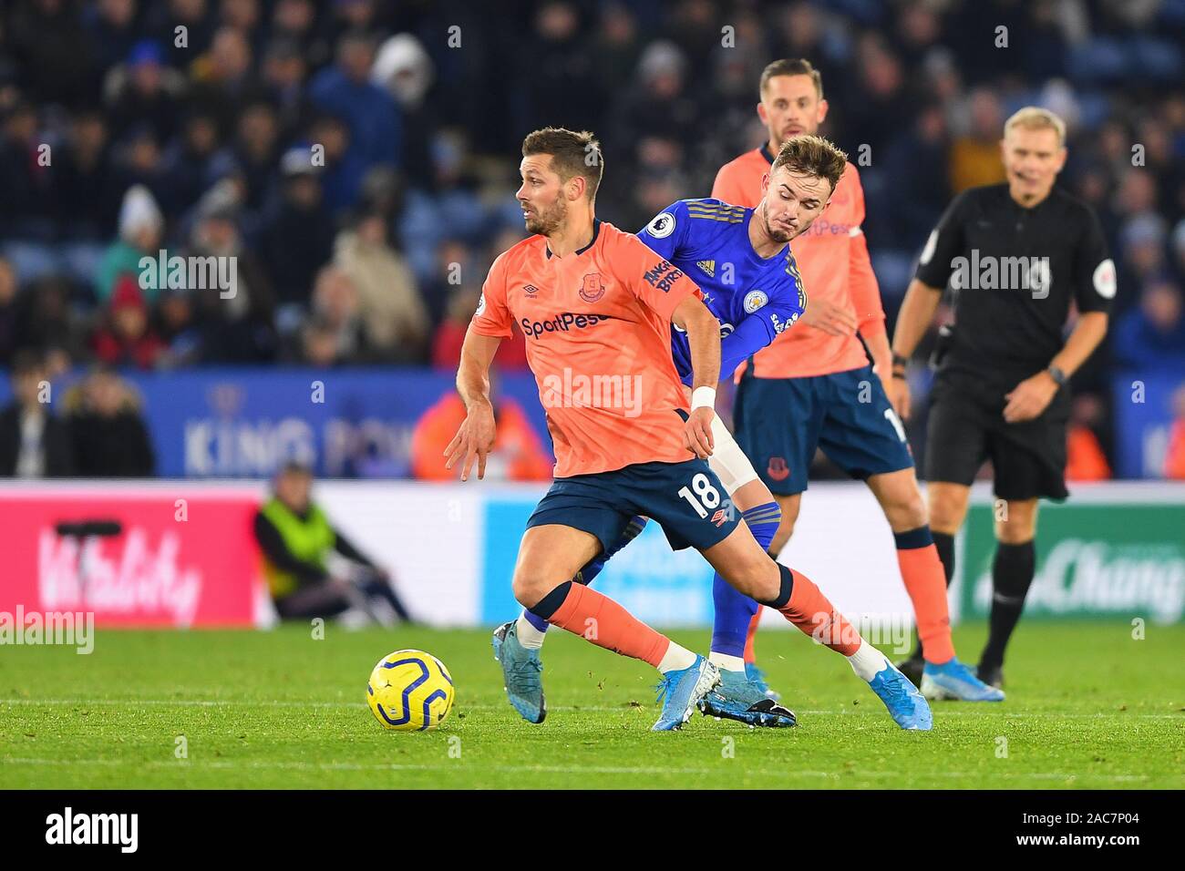 Leicester, Royaume-Uni. 1er décembre 2019. Morgan Schneiderlin (18) d'Everton détient off James Maddison (10) de Leicester City au cours de la Premier League match entre Leicester City et Everton à la King Power Stadium, Leicester le dimanche 1er décembre 2019. (Crédit : Jon Hobley | MI News) photographie peut uniquement être utilisé pour les journaux et/ou magazines fins éditoriales, licence requise pour l'usage commercial Crédit : MI News & Sport /Alamy Live News Banque D'Images