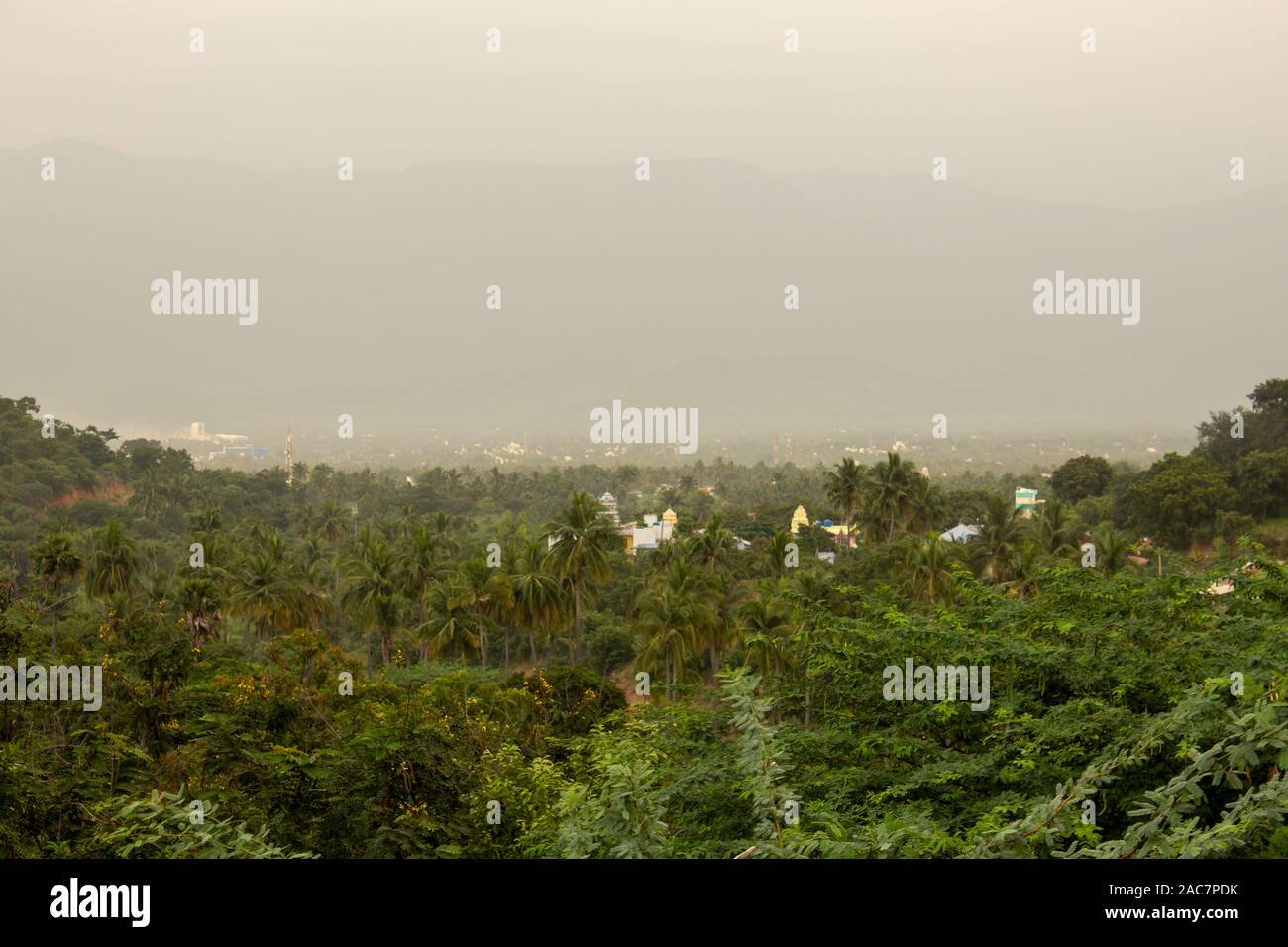 Vue sur la belle plaine d'une colline dans la région de Salem, Tamil Nadu, Inde. Vue magnifique sur le paysage de la ville avec de la verdure tout autour de Banque D'Images