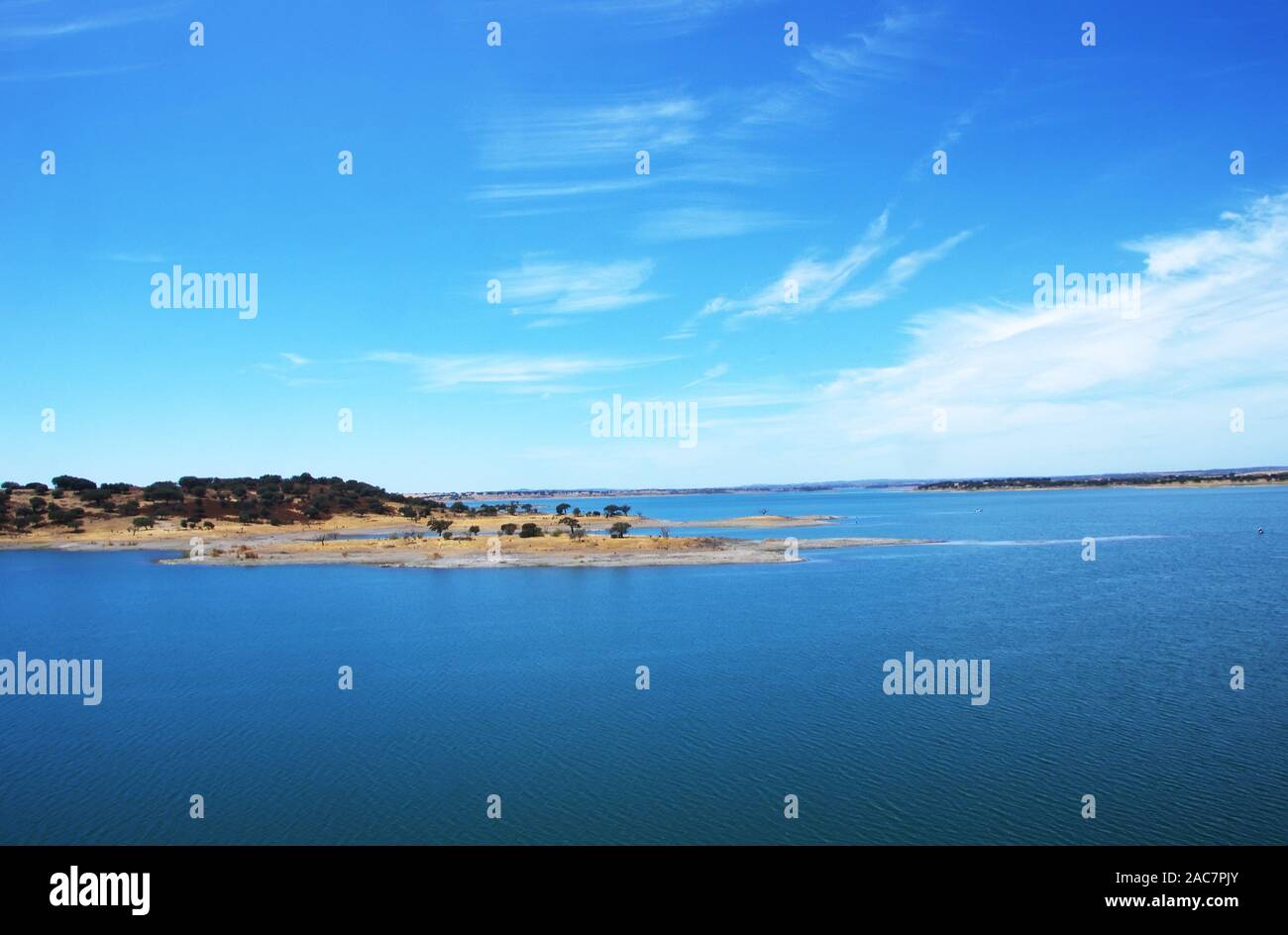 Le lac d'Alqueva, village près de Luz Portugal Banque D'Images